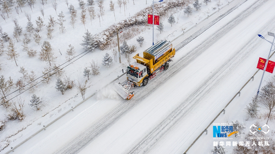 甘肃省张掖公路局除雪车辆在国道227线进行除雪作业。新华网发 (钟晓亮 摄)