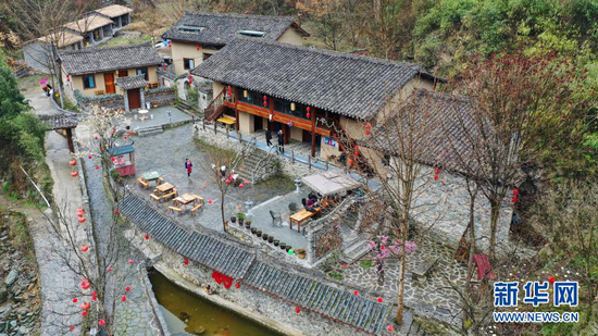 这是陇南市康县岸门口镇朱家沟村的一家民宿(无人机照片,3月17日摄)。新华社记者 陈斌 摄