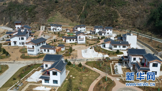 这是陇南市康县岸门口镇朱家沟村新建的民宿群(无人机照片,3月16日摄)。新华社记者 陈斌 摄
