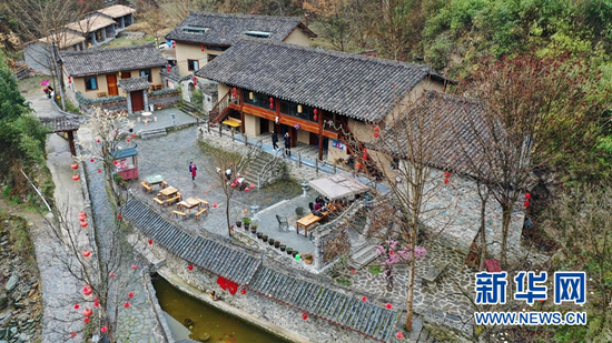 这是陇南市康县岸门口镇朱家沟村的一家民宿(无人机照片,3月17日摄)。新华社记者 陈斌 摄