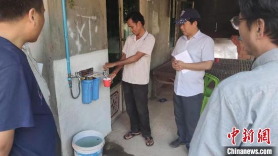 图为甘肃雨水收集系统和水质净化装置在洞里萨湖砷污染省区农户家的示范应用。(资料图) 甘肃省科技厅供图