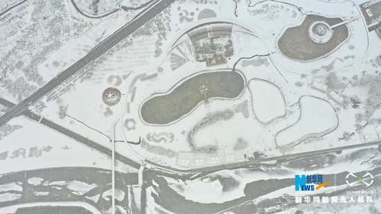 这是3月31日航拍的甘肃省张掖市肃南裕固族自治县雪景。新华网发(张海涛 摄)