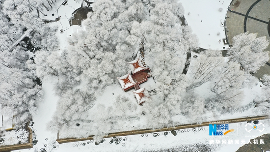 这是3月31日航拍的甘肃省张掖市肃南裕固族自治县雪景。新华网发(张海涛 摄)