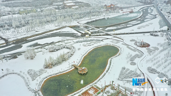 这是3月31日航拍的甘肃省张掖市肃南裕固族自治县雪景。新华网发(武雪峰 摄)