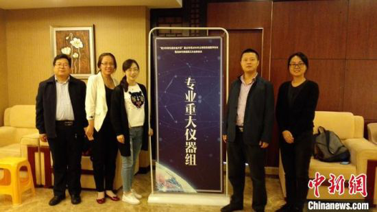 图为车团结和科研团队进行技术演讲比赛。(资料图) 受访者供图