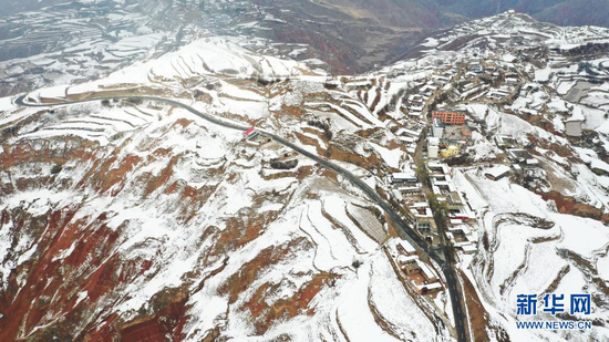 这是4月3日在甘肃省东乡族自治县柳树乡拍摄的乡村公路(无人机照片)。新华社发(史有东 摄)