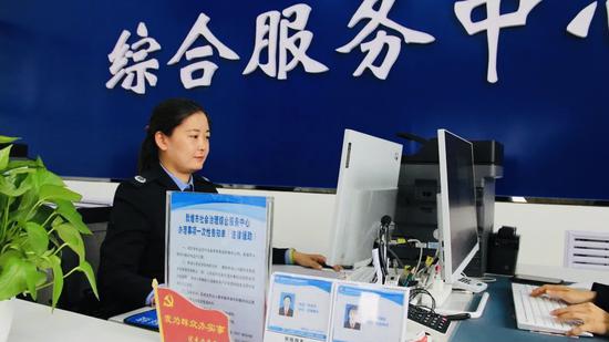 窗口工作人员正在耐心为群众受理业务