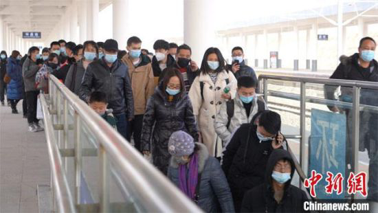 图为在银西高铁沿线车站甘肃环县站旅客出行。 马登平 摄