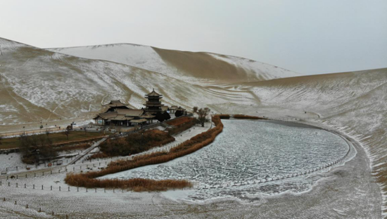 这是2020年12月8日拍摄的敦煌市鸣沙山月牙泉景区雪景(无人机照片)。