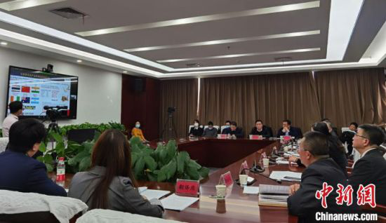 2021年2月3日,马来西亚—中国(兰州)农产品线上贸易交流对接会在兰州举行,来自马来西亚的92家企业代表和甘肃25家农产品及物流企业代表“云上”共觅商机。(资料图) 丁思 摄