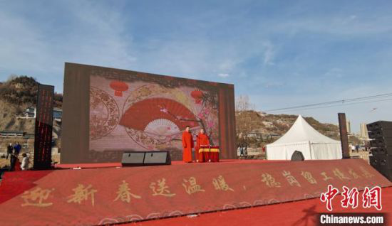 春节期间,位于兰州城区的黄河岸畔推出文化进万家新春文艺演出活动。 张婧 摄
