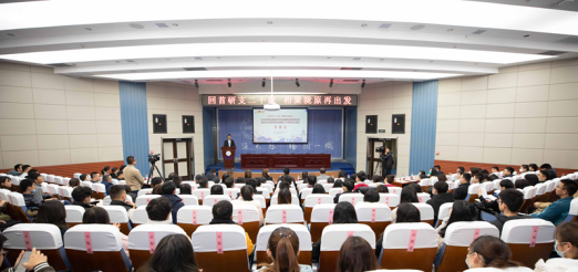 这是2020年在甘高校研究生支教团交流合作论坛暨兰州大学研究生支教团二十周年纪念活动现场。新华网发(常亮 摄)