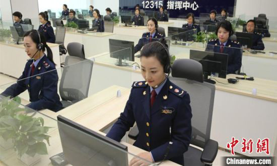 图为甘肃省市场监管局12315指挥中心工作人员解答问题。(资料图) 史静静 摄