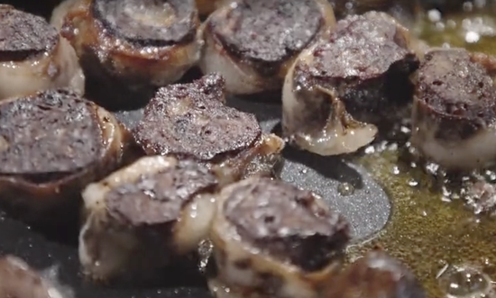 裕固族的特色美食“脂裹肝”。 视频截图