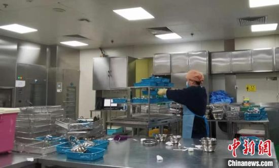 在医院,消毒供应中心、药房、静脉用药调配中心等部门往往以“边缘人”角色出现,但他们年复一年坚守在自己岗位,并练就超长技能。图为甘肃省妇幼保健院消毒供应工作人员使医疗器械“重获新生”。 张婧 摄