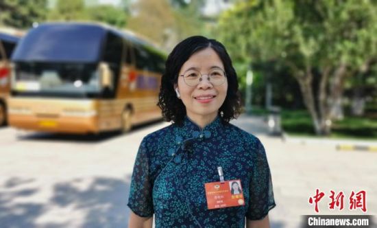 图为全国政协委员、中国科学院近代物理研究所研究员、博士生导师蔡晓红。