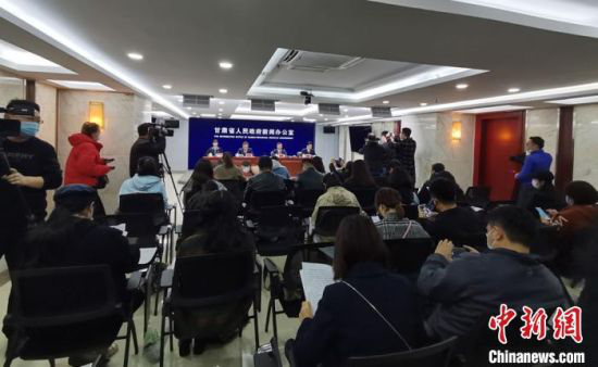 4月2日,甘肃省政府新闻办举行2021“东亚文化之都·中国敦煌活动年”新闻发布会。 李亚龙 摄