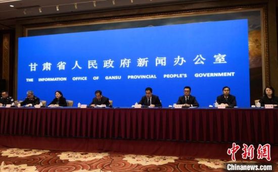 4月2日,甘肃省政府新闻办举行深化改革加强食品安全工作新闻发布会。图为会议现场。