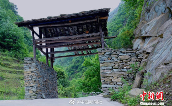 图为石头搭建的村落。