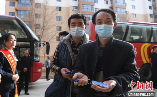 图为搬迁居民领取钥匙。 杨艳敏 摄