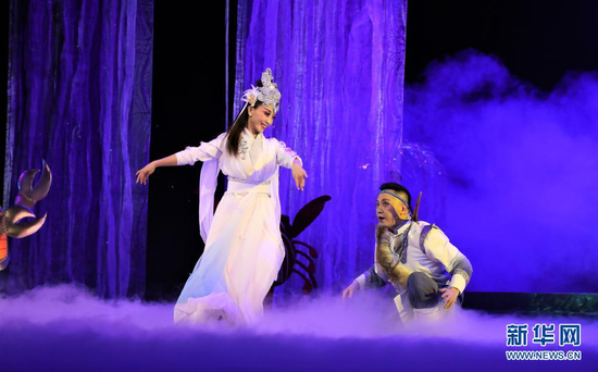 3月31日,兰州市儿童艺术剧团的演员在表演儿童剧《海力布》。新华社记者 张睿 摄