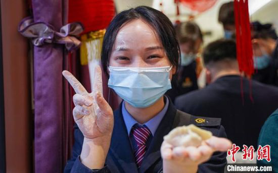 图为兰州客运段乘务人员展示自己包的饺子。 田多伟 摄