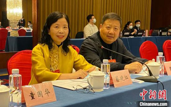 图为全国政协委员、中国科学院近代物理研究所研究员蔡晓红。(左一)受访者供图