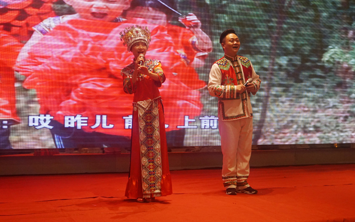 热情的宜昌人民欢迎南宁游客赴宜昌游玩 图:王晓茵