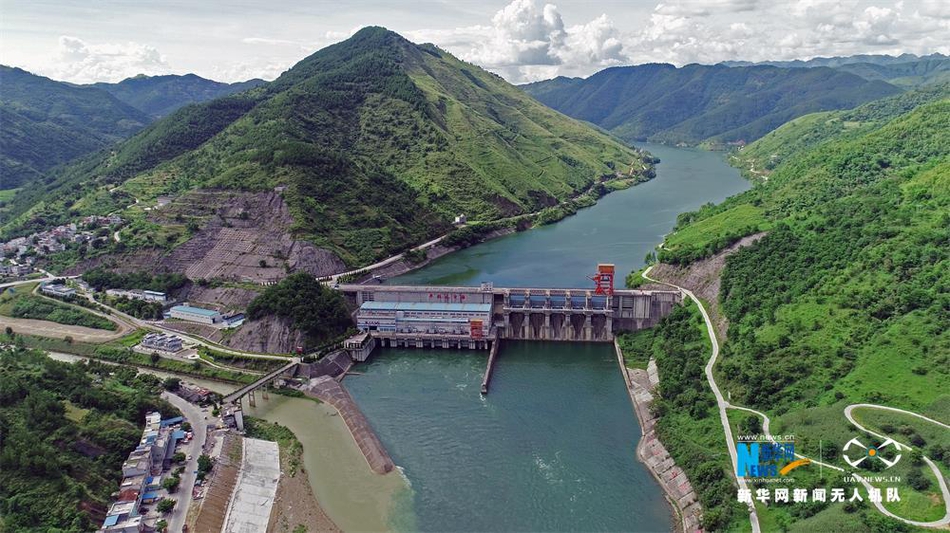航拍广西平班水电站:青山绿水环绕 成新兴旅游景点