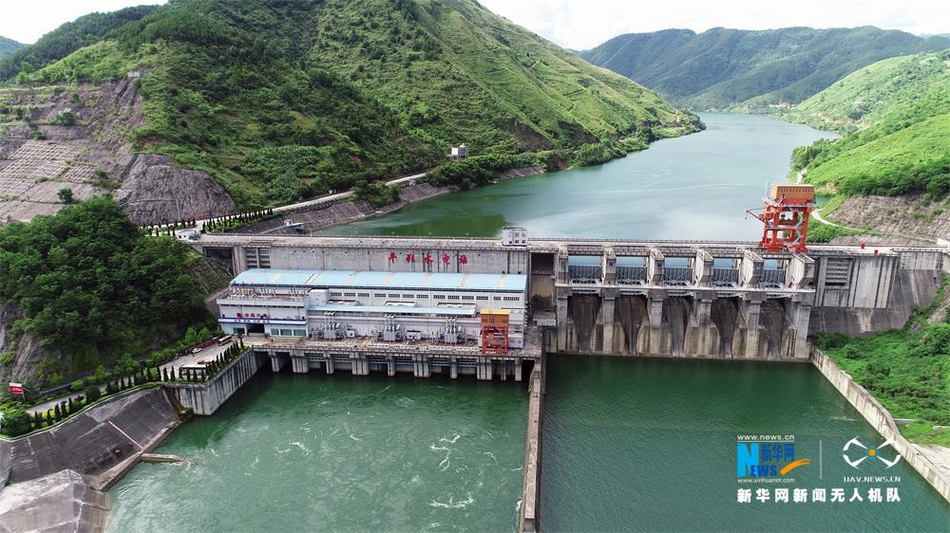 航拍广西平班水电站:青山绿水环绕 成新兴旅游景点