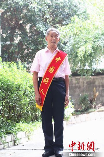 陈国辅获得“中国好人”的照片。 喻熹 摄