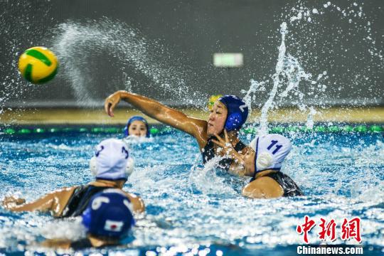 5月16日,2018年全国女子水球锦标赛在广西梧州打响。 杨扬 摄