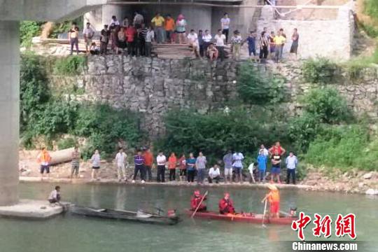 图为救援现场。 肖易萍 摄