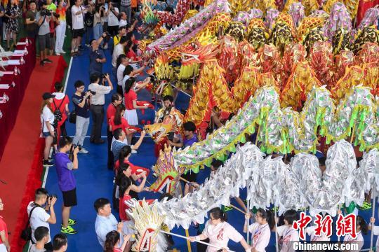 嘉宾为第十一届中国大学生舞龙舞狮锦标赛的龙头点睛。 杨华峰 摄