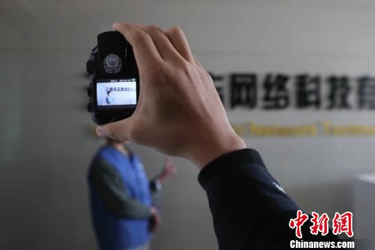 图为罪嫌疑人指认现场。 昆明市公安局供图 摄