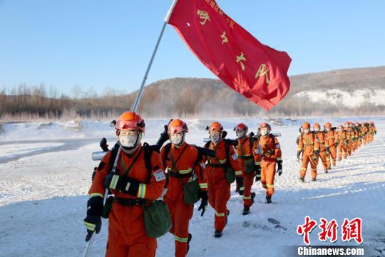 消防队员在极寒天气下开展体能训练。(冯宏伟 摄)
