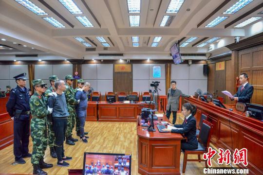图为海口中院对毒品罪犯公开宣判。 洪坚鹏 摄