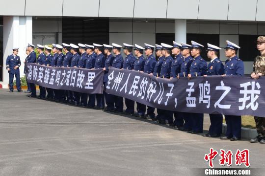 桂林市消防救援支队队员迎接救火英雄孟鸣之烈士回家。 蒋英 摄