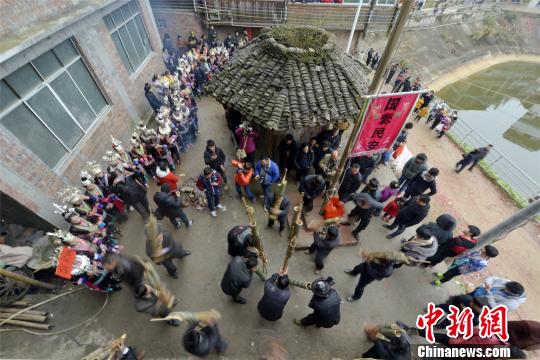 图为吹奏芦笙。 滚亿忠 摄