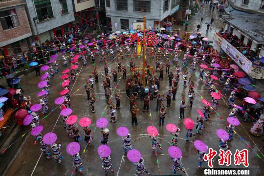 苗族和壮族同胞在吹笙踩堂。 龙林智 摄