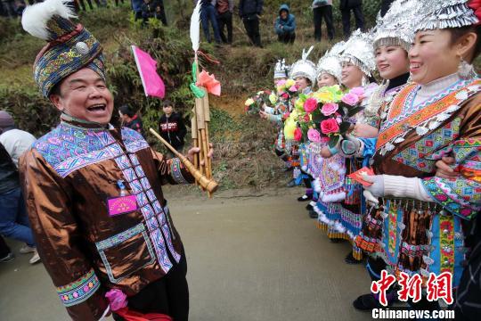 几名苗妹在“同年”离别时唱拦路歌。 龙林智 摄