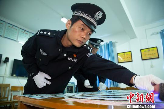 民警检查票证真伪 符振华 摄