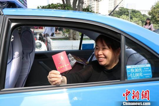 市民献血后免费搭乘出租车。 李香凝 摄