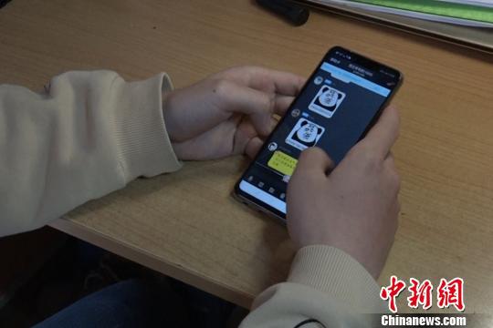 图为学生用手机在“夸夸群”互动。 梅镱泷 摄