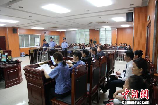 4月29日,柳州市城中区人民法院公开开庭,审理一起连发2次交通事故致3人死亡的交通肇事案。 吴漩漩 摄