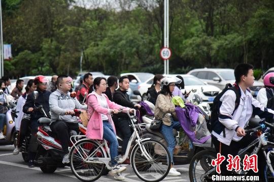 出行的市民普遍穿着外套。 王以照 摄
