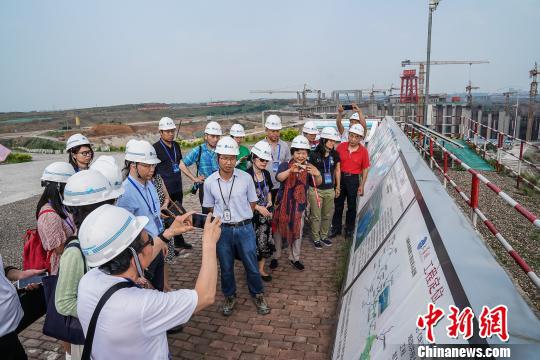 工作人员介绍大藤峡水利枢纽工程。 陈冠言 摄
