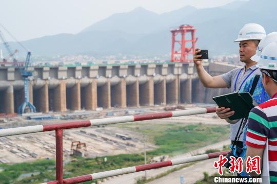 海外华文媒体代表拍摄大藤峡水利枢纽工程建设现场。 陈冠言 摄