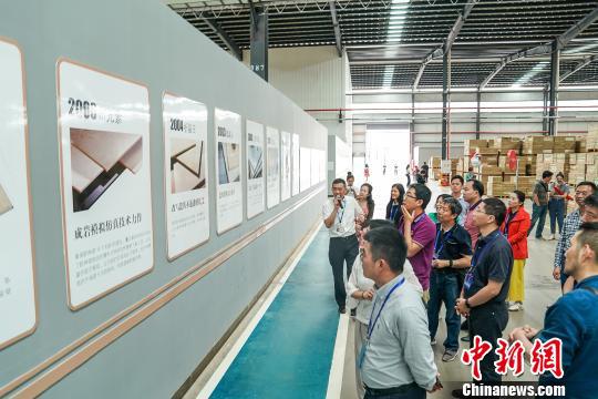 海外华文媒体代表参访中和陶瓷产业园。 陈冠言 摄
