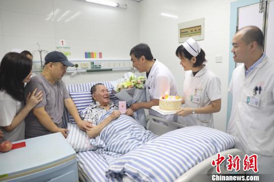 6月7日,南溪山医院医护人员为来自台湾的任老先生过九十岁生日。 李先帅 摄